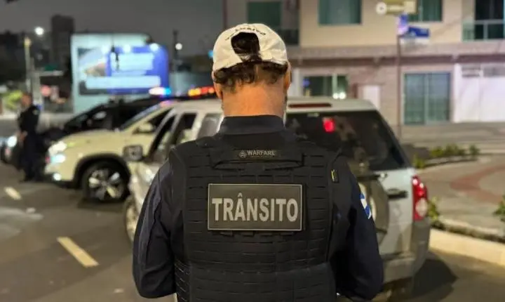 Duas motos se envolvem em acidente na Praia dos Amores e deixa uma pessoa ferida