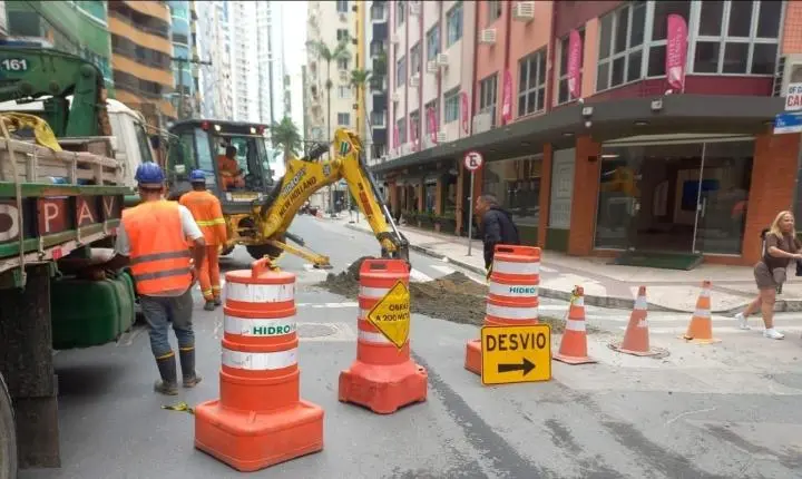 Emasa intensifica últimos trabalhos na ligação dos imóveis à nova rede de esgoto na Rua 3700