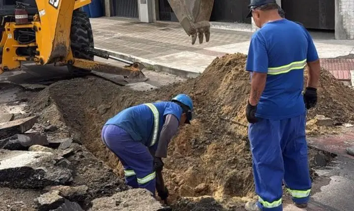 Emasa retira registros antigos da rede de água para prevenir problemas no abastecimento
