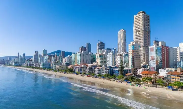 Entre crises e eleições, litoral catarinense consolida décadas de valorização imobiliária e proteção patrimonial
