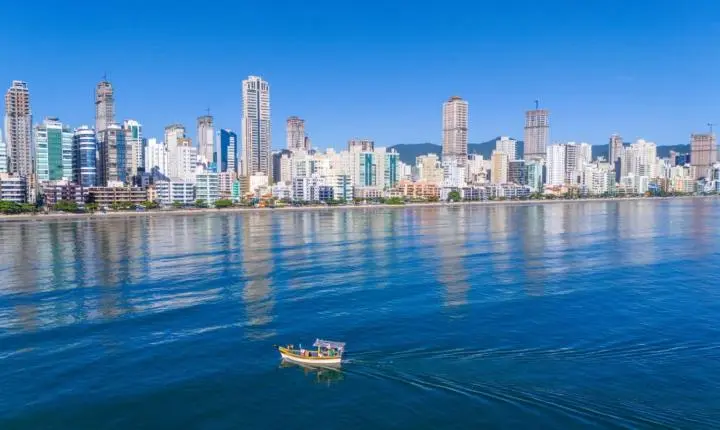 Entre crises e eleições, litoral catarinense consolida décadas de valorização imobiliária e proteção patrimonial