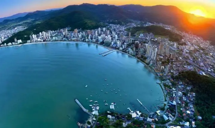 Entre crises e eleições, litoral catarinense consolida décadas de valorização imobiliária e proteção patrimonial