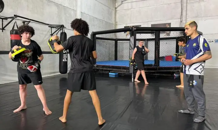 Escolinha de boxe chinês transforma vidas e descobre novos talentos em Balneário Camboriú