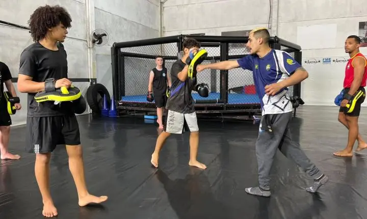 Escolinha de boxe chinês transforma vidas e descobre novos talentos em Balneário Camboriú