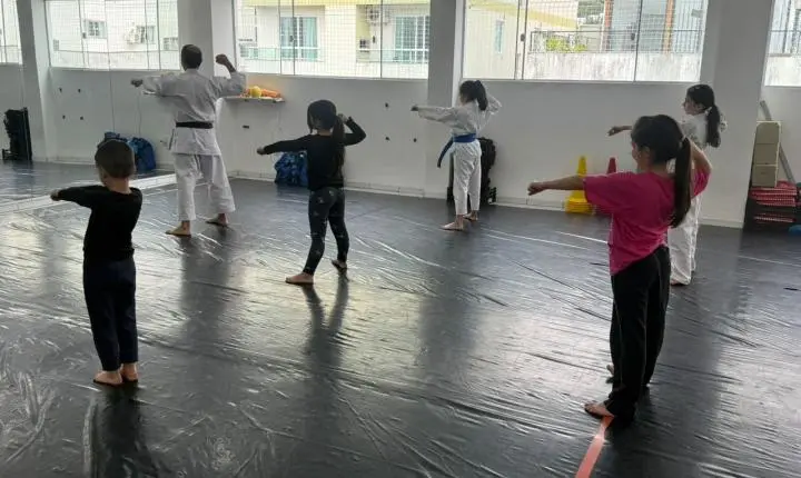 Escolinha de karatê de Balneário Camboriú promove disciplina e autoconfiança para crianças e jovens