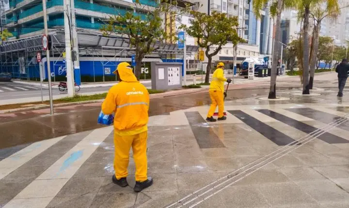 Esforço Concentrado retorna à orla da Praia Central com diversos serviços de limpeza e manutenção
