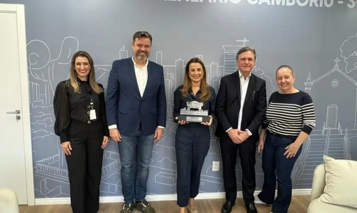 Expocentro entrega à prefeita de Balneário Camboriú troféu que simboliza 1 milhão de visitantes em quatro anos