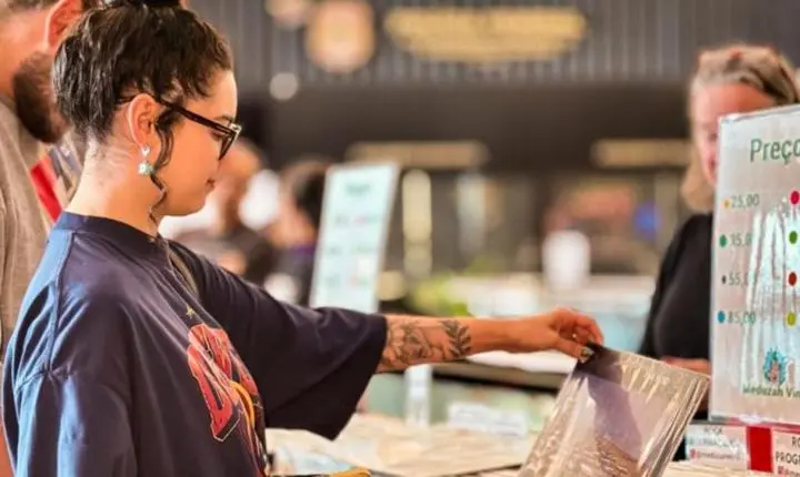 Feira de Vinil reúne colecionadores, apaixonados por música e curiosos no Itajaí Shopping