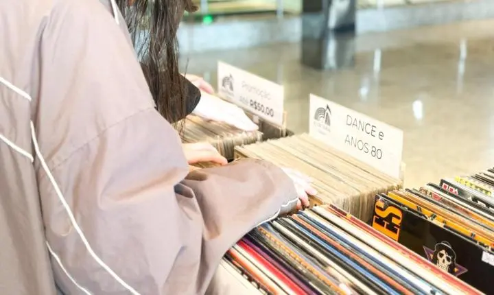 Feira de Vinil volta a reunir colecionadores e apaixonados por música no Itajaí Shopping