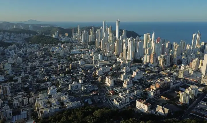 Feriado prolongado e festas de outubro devem impulsionar turismo em Balneário Camboriú