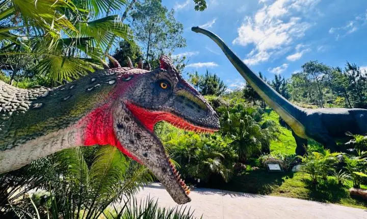 Férias entre gigantes: o que fazer no maior parque temático de dinossauros do Brasil