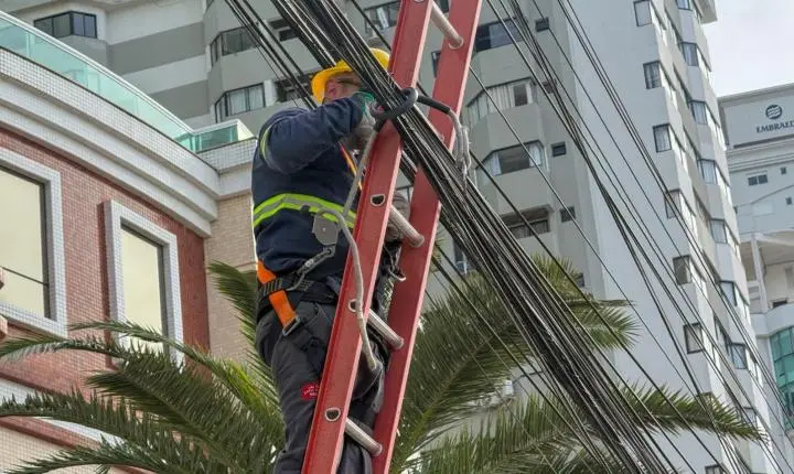 Força-tarefa da Cosip já retirou mais de 1,5 tonelada de fios obsoletos da Avenida Atlântica