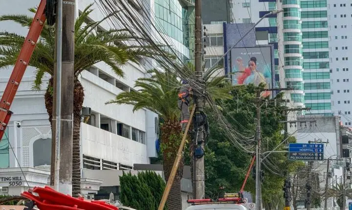 Força-tarefa da Cosip já retirou mais de 1,5 tonelada de fios obsoletos da Avenida Atlântica