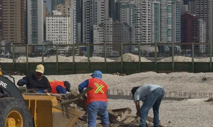 Força-tarefa reforça fiscalização do canteiro de obras da reurbanização da orla em Balneário Camboriú