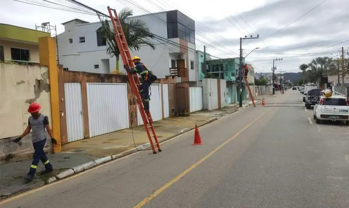 Força-tarefa retira mais de 600 kg de fios obsoletos na Barra nesta quarta-feira 