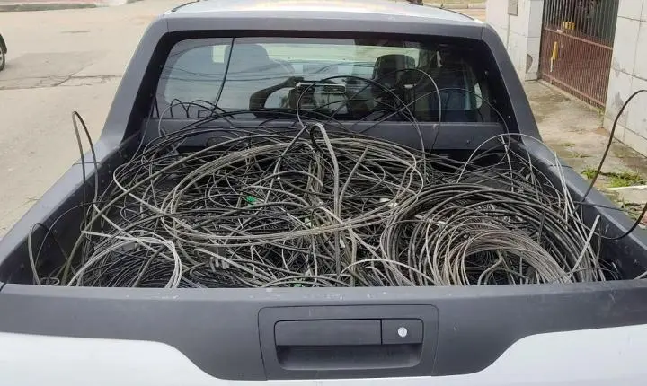Força-tarefa retira mais de 600 kg de fios obsoletos na Barra nesta quarta-feira 