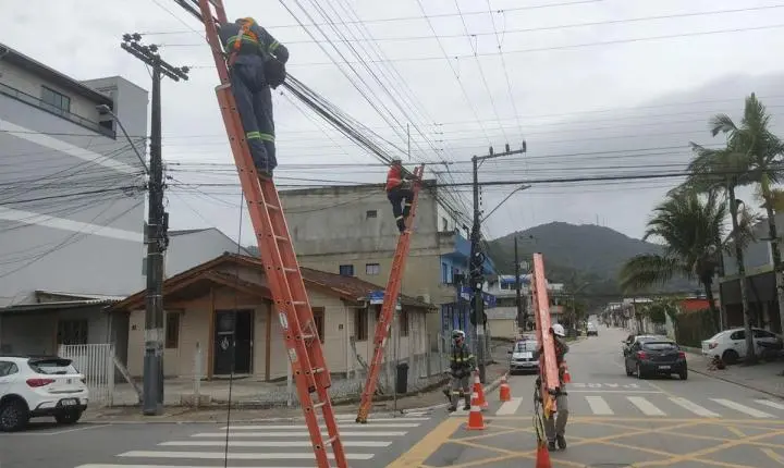Força-tarefa retira mais de 600 kg de fios obsoletos na Barra nesta quarta-feira 