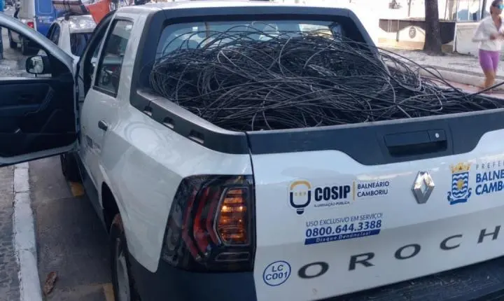 Força-tarefa retira mais de meia tonelada de fios obsoletos da Avenida Atlântica