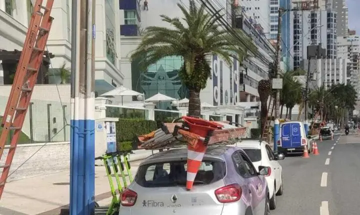 Força-tarefa retira mais de meia tonelada de fios obsoletos da Avenida Atlântica