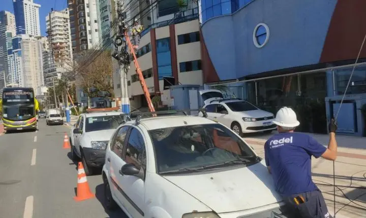 Força-tarefa retira mais de meia tonelada de fios obsoletos da Avenida Atlântica