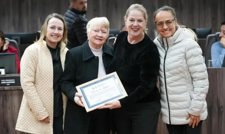 Geni Franke Martins é homenageada pela vereadora Ciça Müller na Câmara de Balneário Camboriú