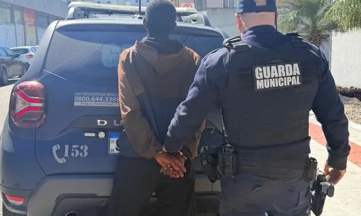 Guarda Municipal de Balneário Camboriú prende homem após ele furtar adolescente 