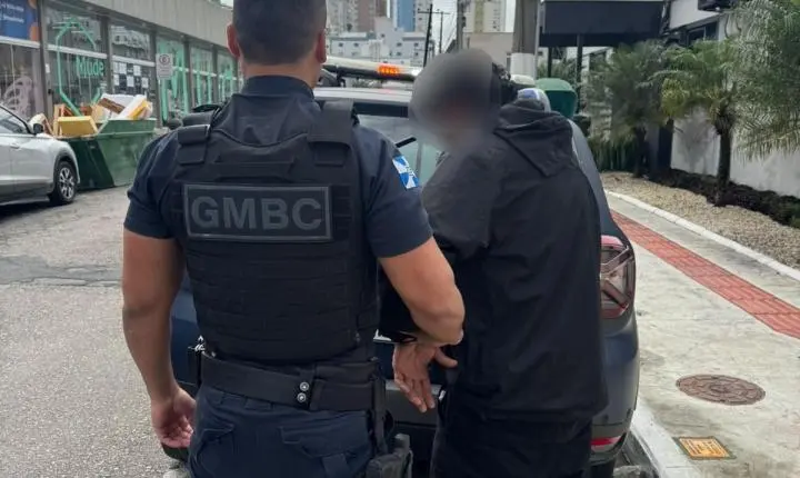 Guarda Municipal de Balneário Camboriú prende homem após invasão a residência