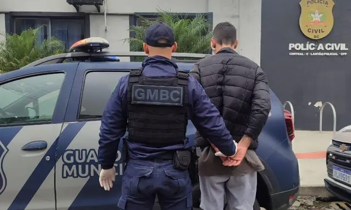 Guarda Municipal de Balneário Camboriú prende homem por desacato e ameaça a funcionários públicos