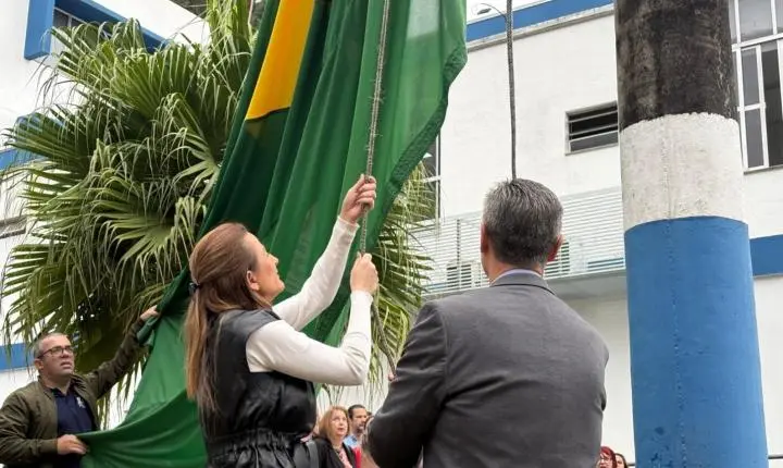Hasteamento da bandeira do Brasil marca início da Semana Cívica em Balneário Camboriú