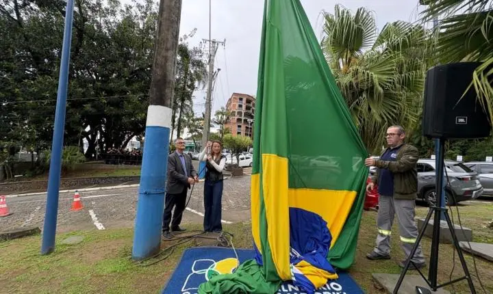 Hasteamento da bandeira do Brasil marca início da Semana Cívica em Balneário Camboriú