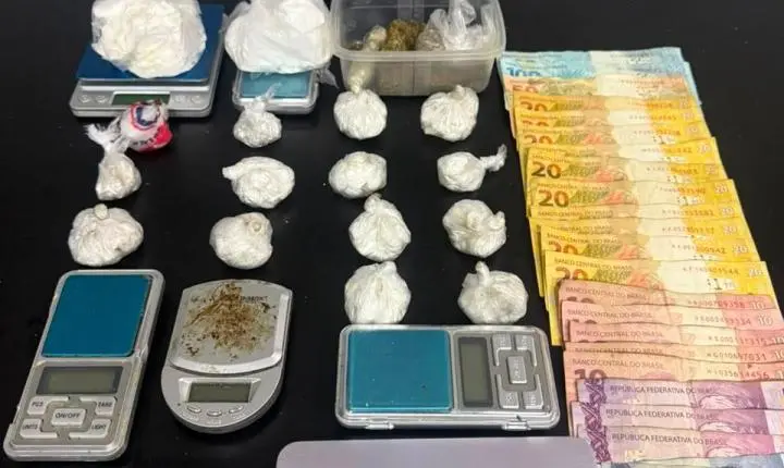 Homem com mandado de prisão em aberto é preso com mais de 300 gramas de drogas em Camboriú 