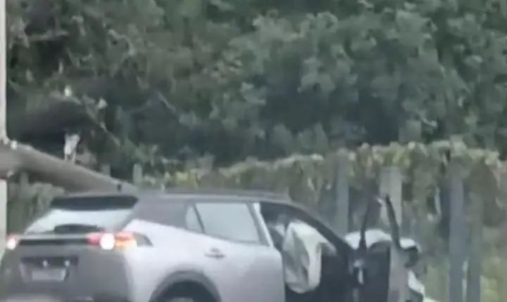 Homem é preso após perseguir mulher e colidir veículo contra um poste
