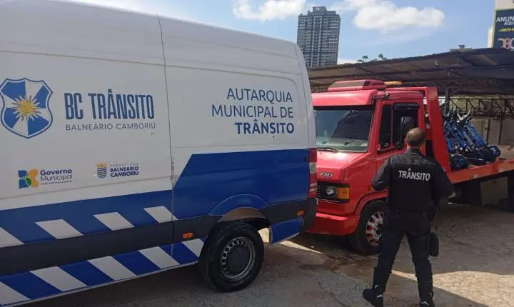 Homem é preso pelos Agentes de Trânsito após se evadir em colisão com quatro veículos - Seis acidentes de trânsito foram registrados no final de semana em Balneário Camboriú