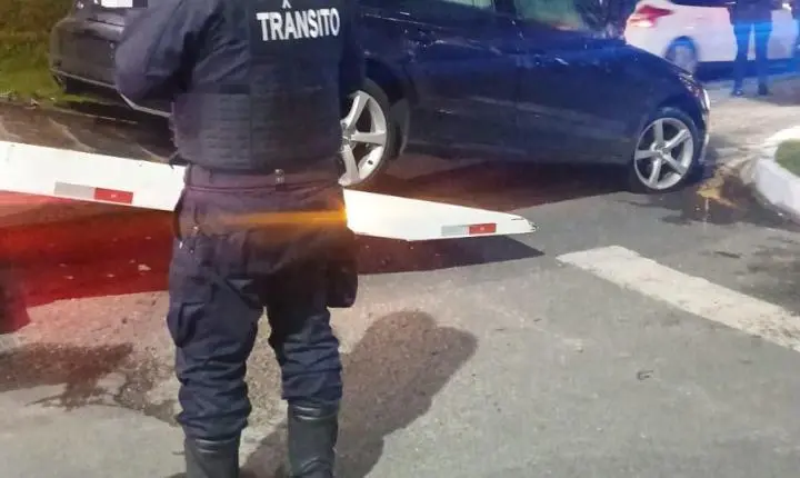 Homem é preso pelos Agentes de Trânsito após se evadir em colisão com quatro veículos - Seis acidentes de trânsito foram registrados no final de semana em Balneário Camboriú