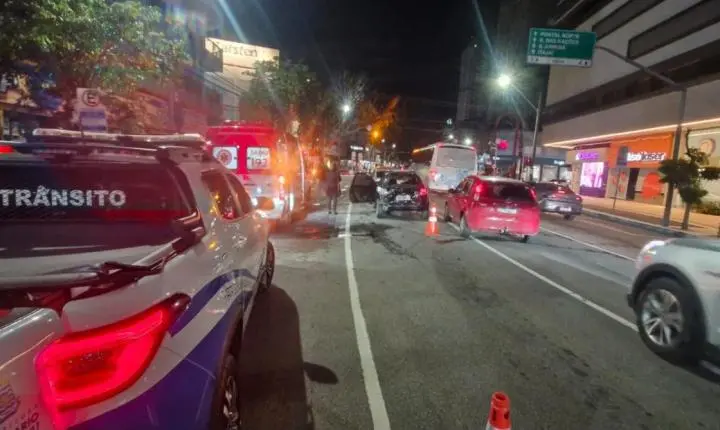 Homem é preso pelos Agentes de Trânsito após se evadir em colisão com quatro veículos - Seis acidentes de trânsito foram registrados no final de semana em Balneário Camboriú