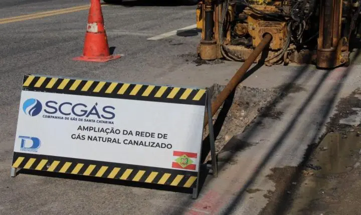 Implantação da rede de gás natural altera trânsito na Avenida Atlântica nesta quarta e quinta-feira