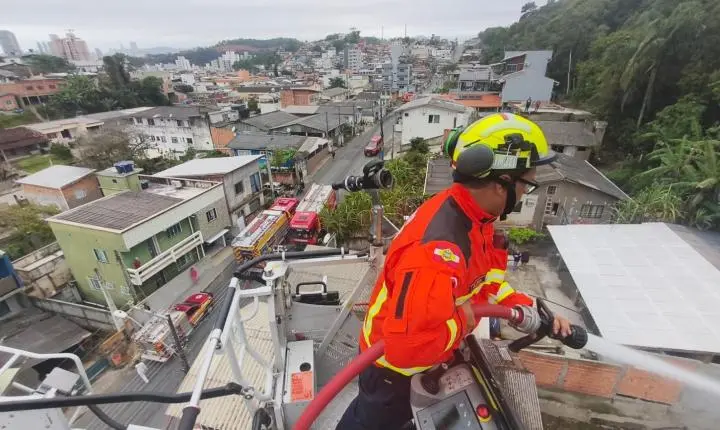 Incêndio criminoso destrói residência em Camboriú