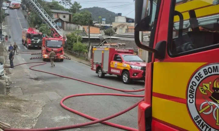 Incêndio criminoso destrói residência em Camboriú