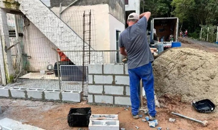 Iniciada construção do muro da Praça Elsira dos Santos, no Ariribá