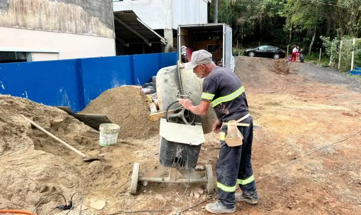 Iniciada construção do muro da Praça Elsira dos Santos, no Ariribá