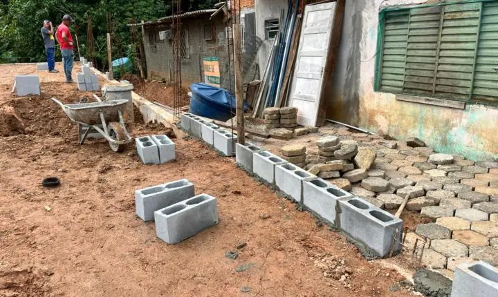 Iniciada construção do muro da Praça Elsira dos Santos, no Ariribá