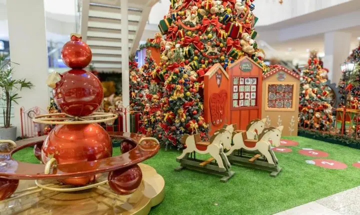 Itajaí Shopping comemora 26 anos e inaugura o “Natal dos Presentes”, primeira decoração natalina da região