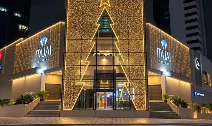 Itajaí Shopping comemora 26 anos e inaugura o “Natal dos Presentes”, primeira decoração natalina da região