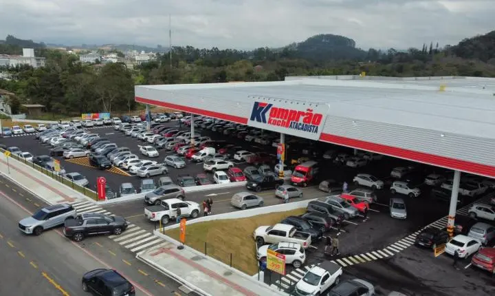 Komprão completa 10 anos e sorteia uma década de compras grátis 