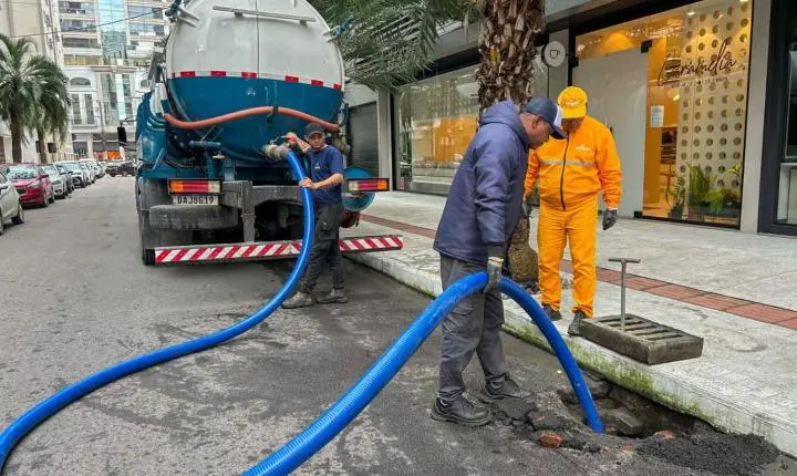 Limpeza de rios e bocas de lobo contribui para escoamento da chuva em Balneário Camboriú