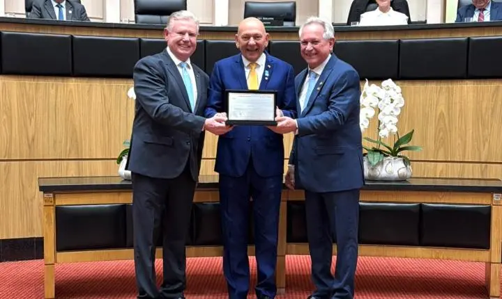 Luciano Hang é homenageado na Alesc durante sessão especial pelos 78 anos da Fecomércio-SC e 80 anos do Sesc e do Senac