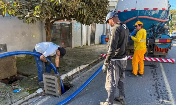 Mais de 1,6 mil bocas de lobo foram limpas desde maio em Balneário Camboriú