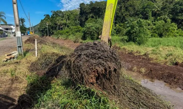 Mais de 3,6 mil m³ de sedimentos foram retirados dos cursos d'água de Balneário Camboriú desde abril