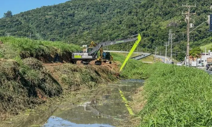 Mais de 3,6 mil m³ de sedimentos foram retirados dos cursos d'água de Balneário Camboriú desde abril