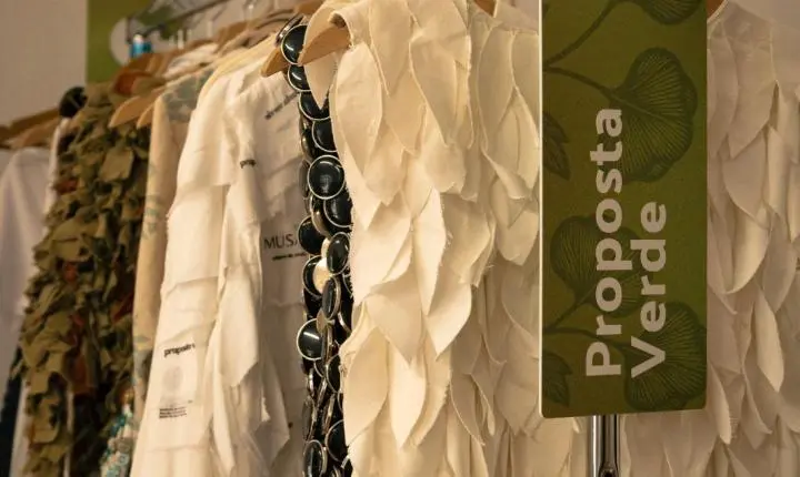 Marca catarinense transforma 200 quilos de excedentes têxteis em coleção apresentada na Semana de Moda de Milão